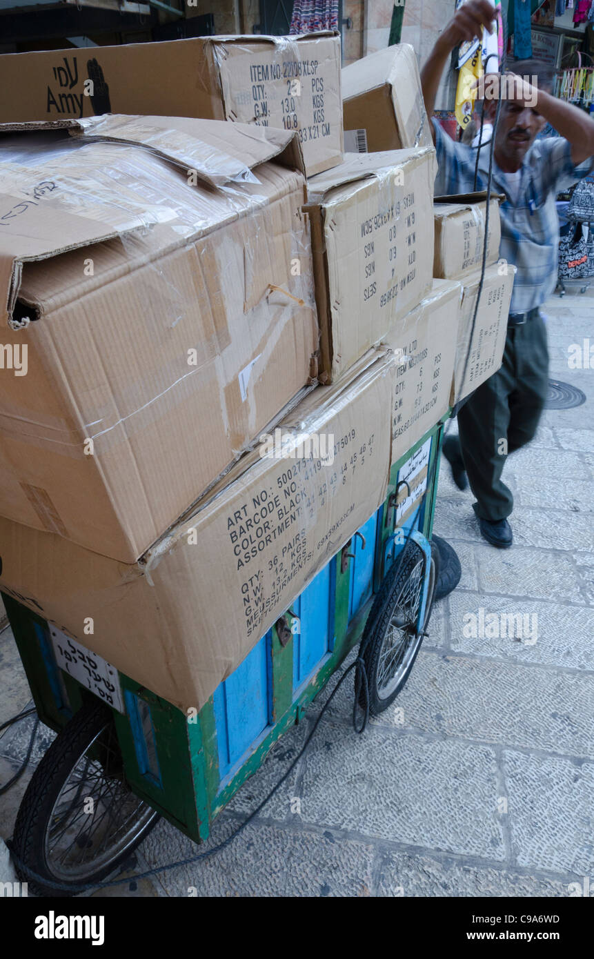 Hawcker Lieferung von waren mit traditionellen hölzernen EDELSTALRINNE. Altstadt von Jerusalem Stockfoto