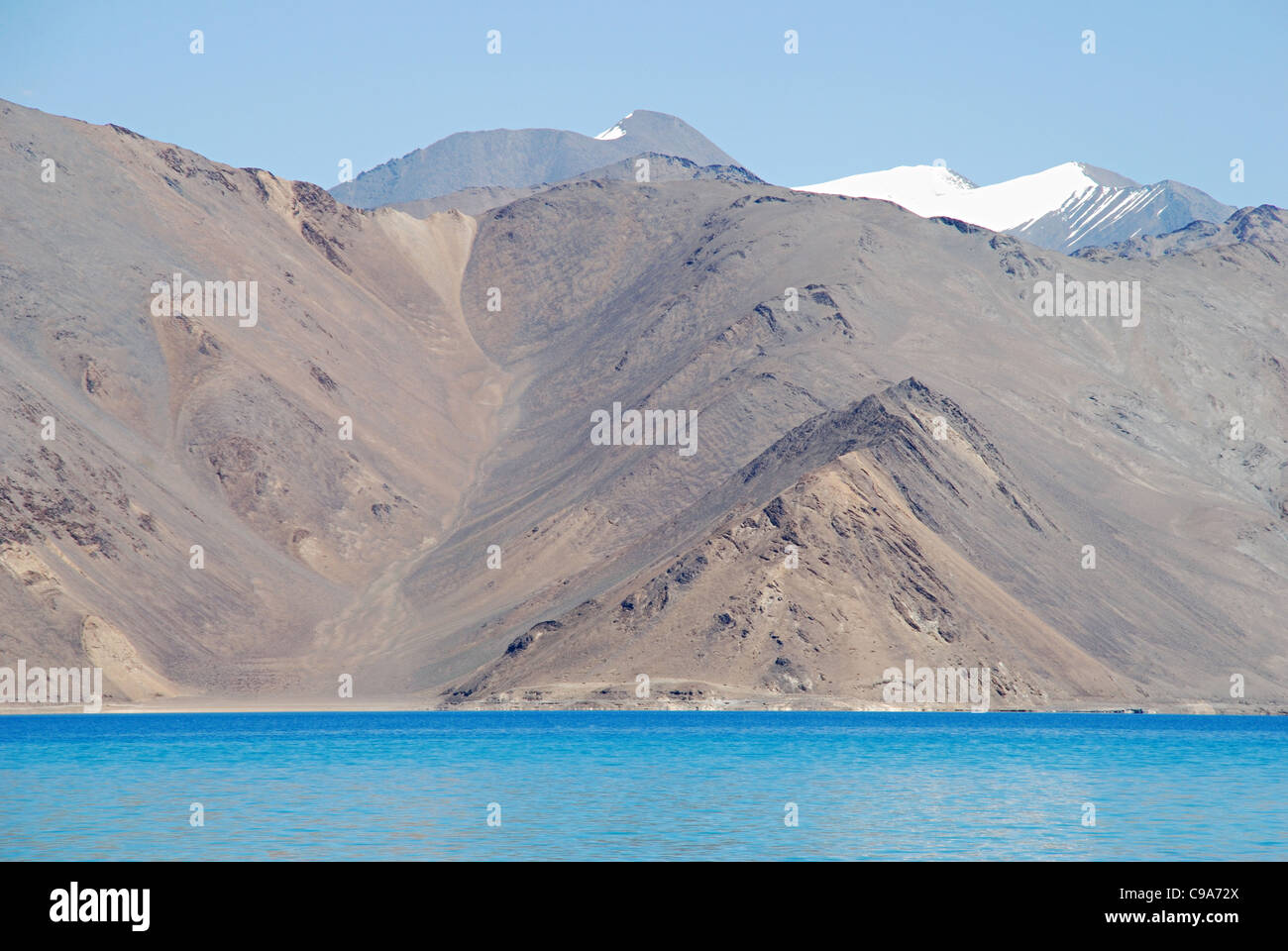Himalaya Berg gesehen zusammen mit Pengong Tso See (eine abflusslose Lake im Himalaya liegt auf einer Höhe von ca. 4.350 m (1 Stockfoto