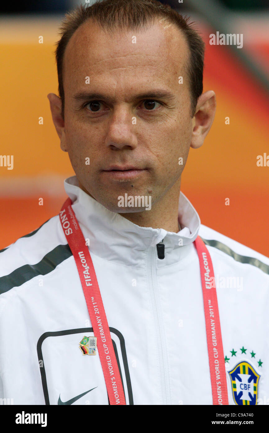 Brasilien Kopf Trainer Kleiton Lima auf der Mannschaftsbank vor einem 2011 FIFA Frauen Welt Cup Gruppe D Spiel gegen Norwegen. Stockfoto