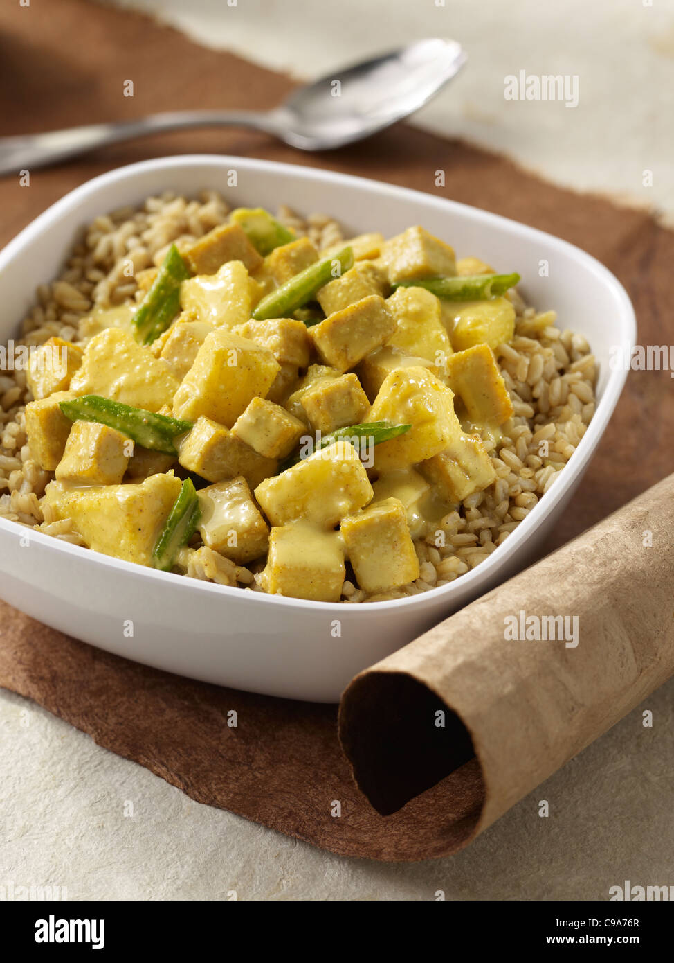 Macadamia-Ananas-Curry über brauner Reis in eine Schüssel weiß Stockfoto