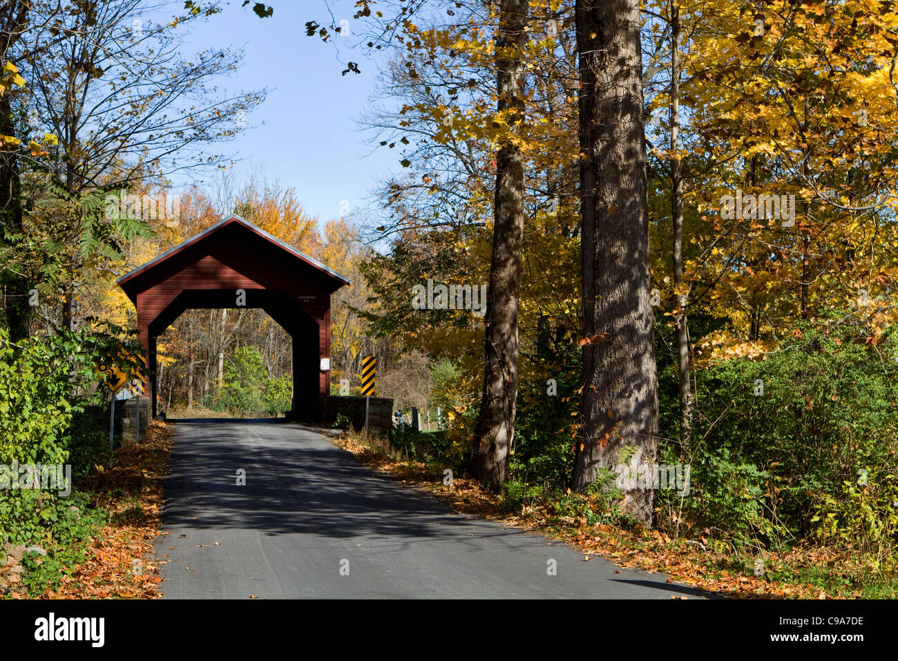 Gedeckte Holzbrücke im Herbst kreuzten Owens Creek Roddy unterwegs im Frederick County, Maryland, USA. Stockfoto