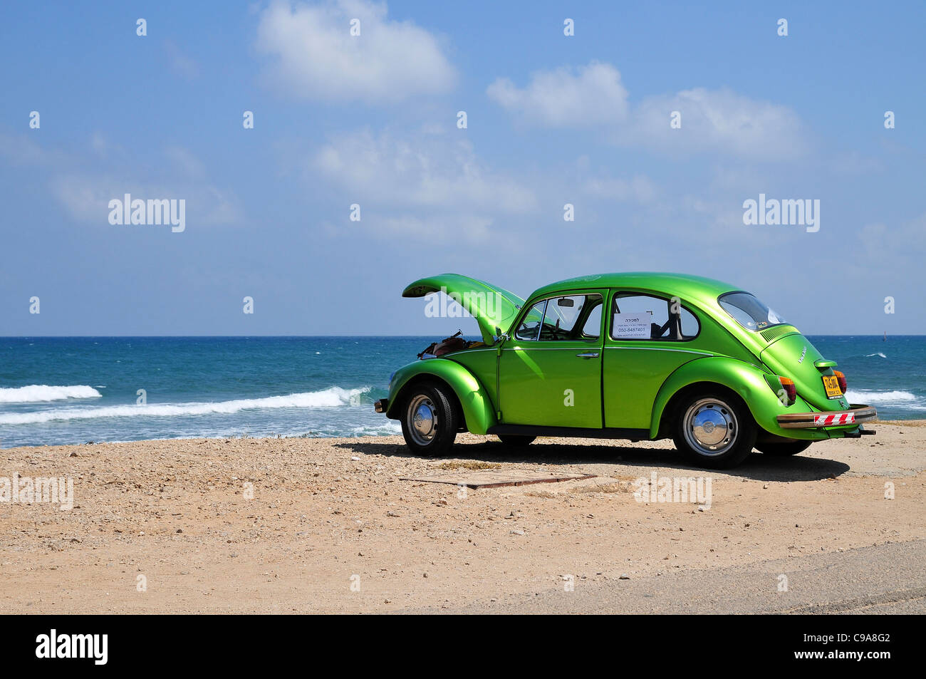 Ein grüner 1969 VW Käfer am Strand Stockfoto