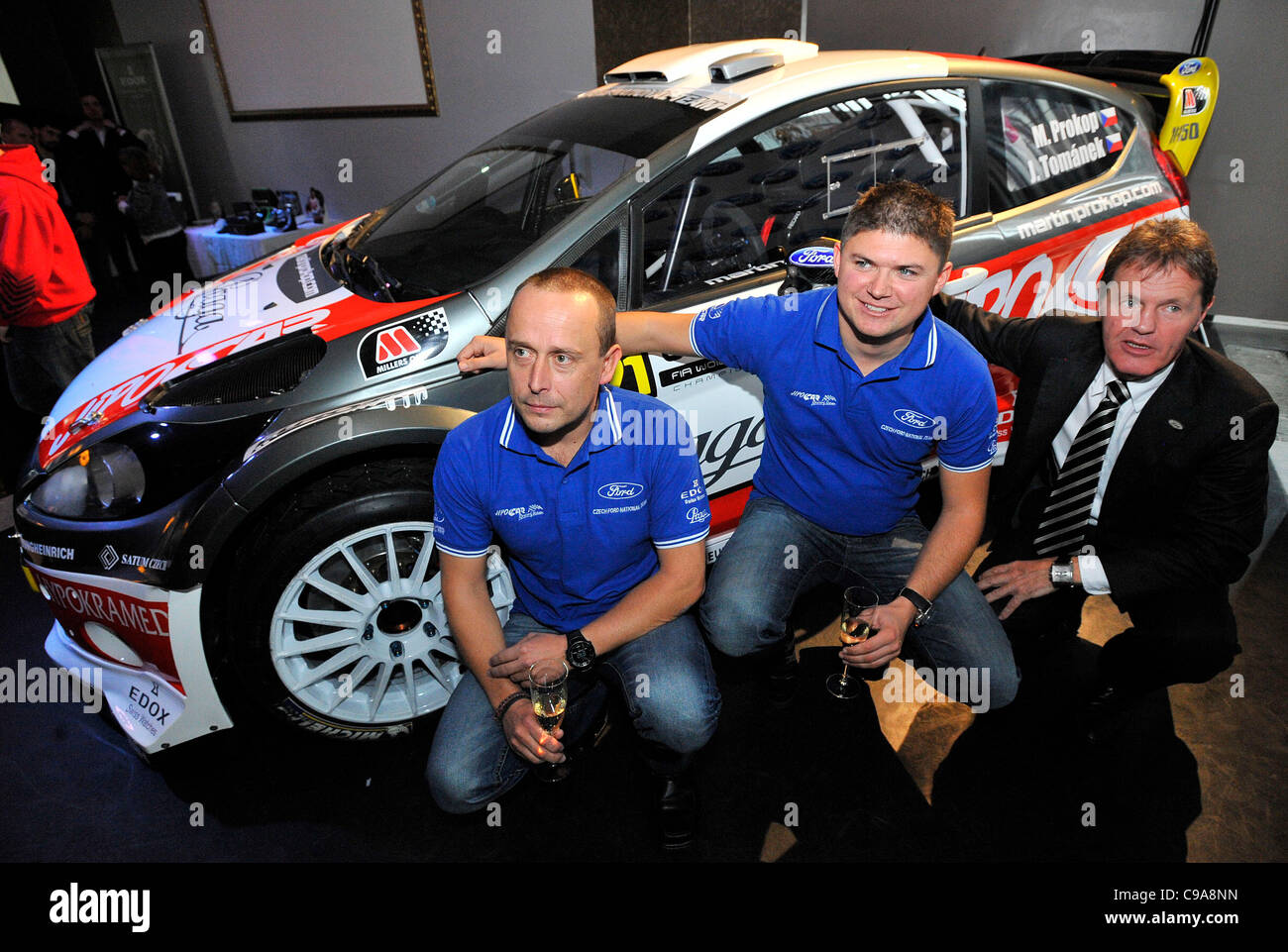 Tschechische Ford Nationalmannschaft teilnehmen im WM 2012 mit Ford Fiesta RS WRC mit Crew Martin Prokop (Mitte) und Jan Tomanek (links). Managing Director von M-Sport Malcolm Wilson (rechts) führte die Zusammenarbeit mit tschechischen Team am 18. November 2011, Prag, Tschechische Republik. (CTK Foto/Michal Stockfoto