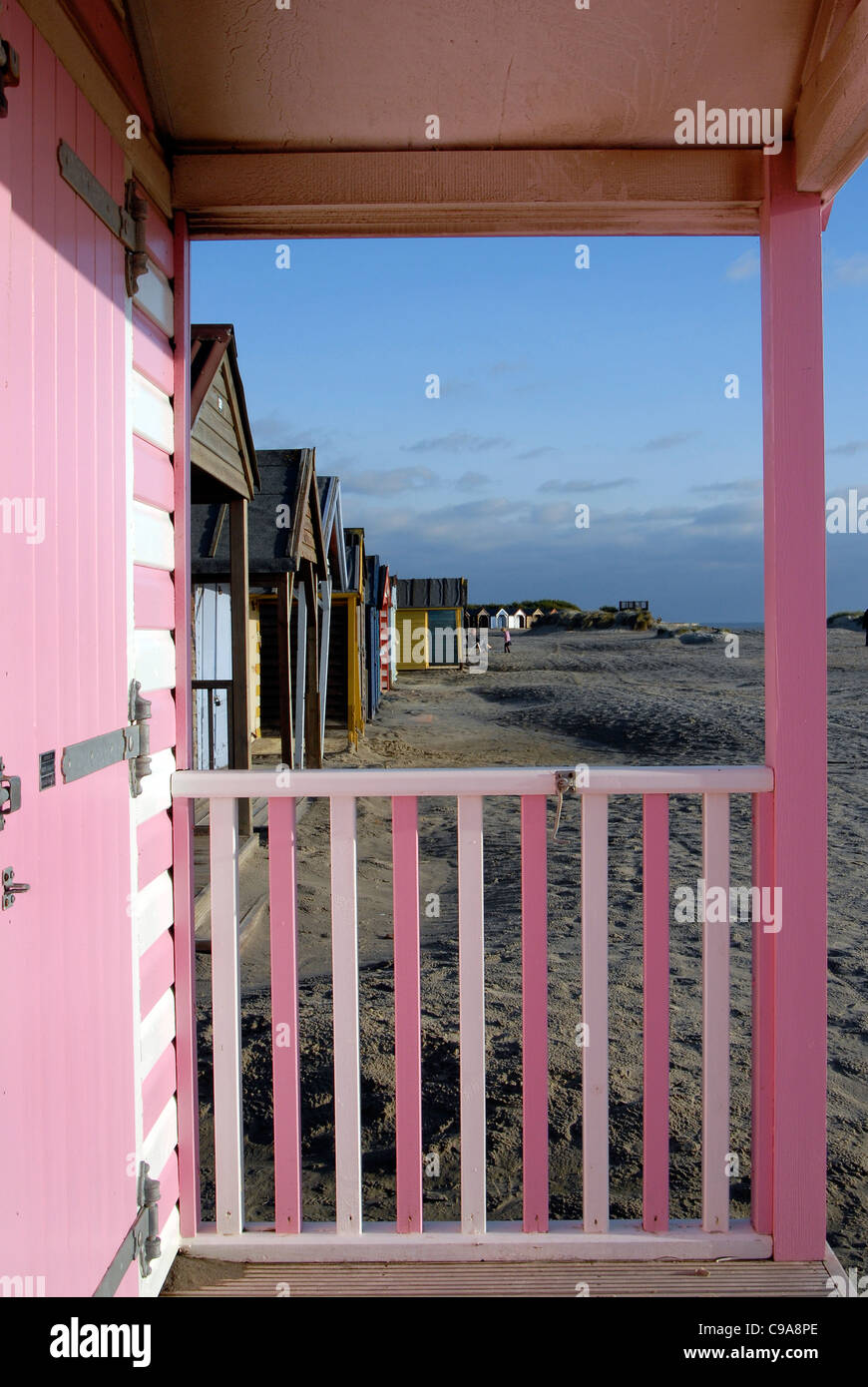 Bunt bemalten Strandhütten an West Wittering, Sussex, England Stockfoto