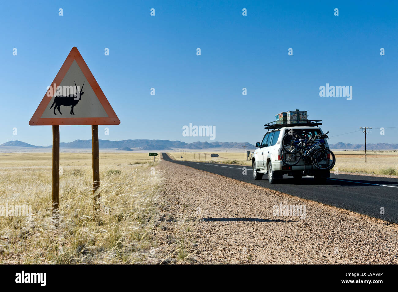 Verkehrszeichen Achtung Oryx-Antilope, crossing, B4 Karas Region Namibias Stockfoto