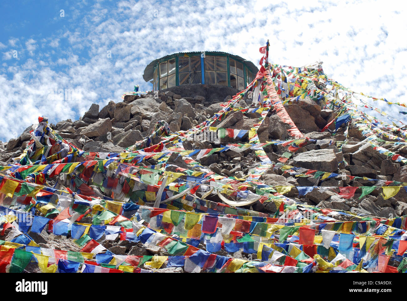 Gebete zu Gott bei der Changla Pass oder Chang La Pass (El 5.360 m (17.590 ft)) ist ein hoher Gebirgspass in Indien. Der Changla-Pass Stockfoto