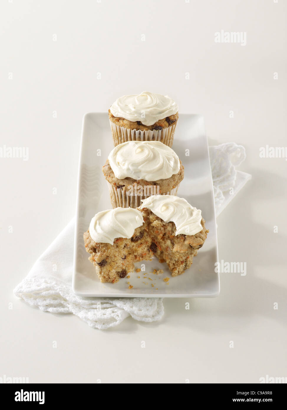 Drei Karotten Kuchen Muffins auf einem weißen Teller Stockfoto
