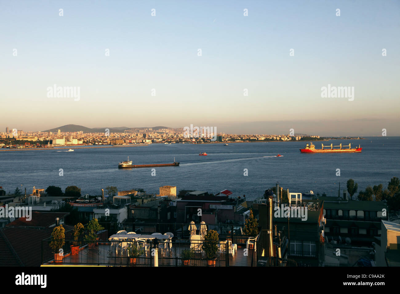 ROTEN ÖLTANKER am Bosporus TAKSIM-ISTANBUL-Türkei 3. Oktober 2011 Stockfoto