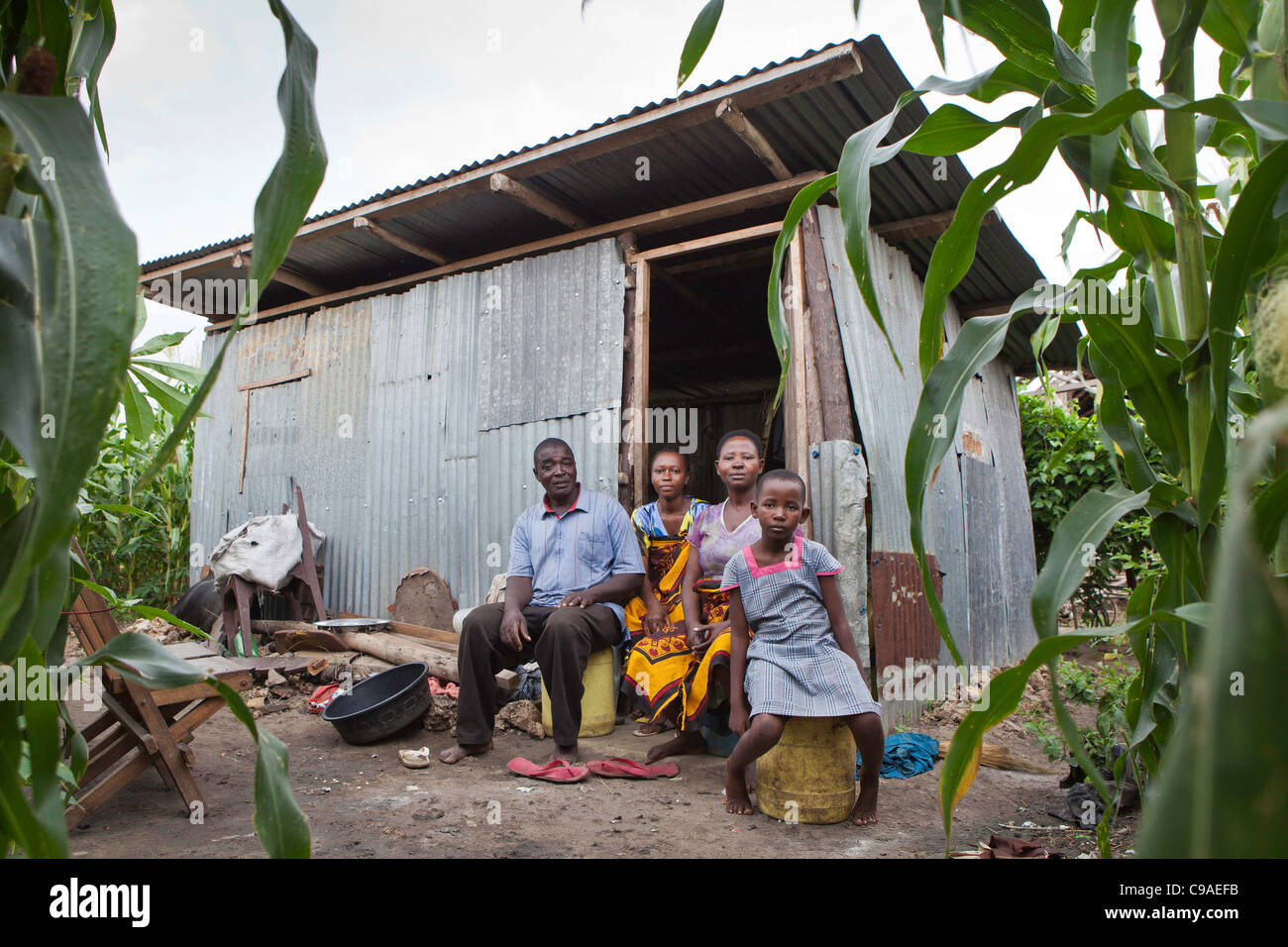 Alex ist ein beiläufiger Arbeiter ein Hausmeister des Landes lebt er mit seiner Familie auf. Mombasa, Kenia. Stockfoto