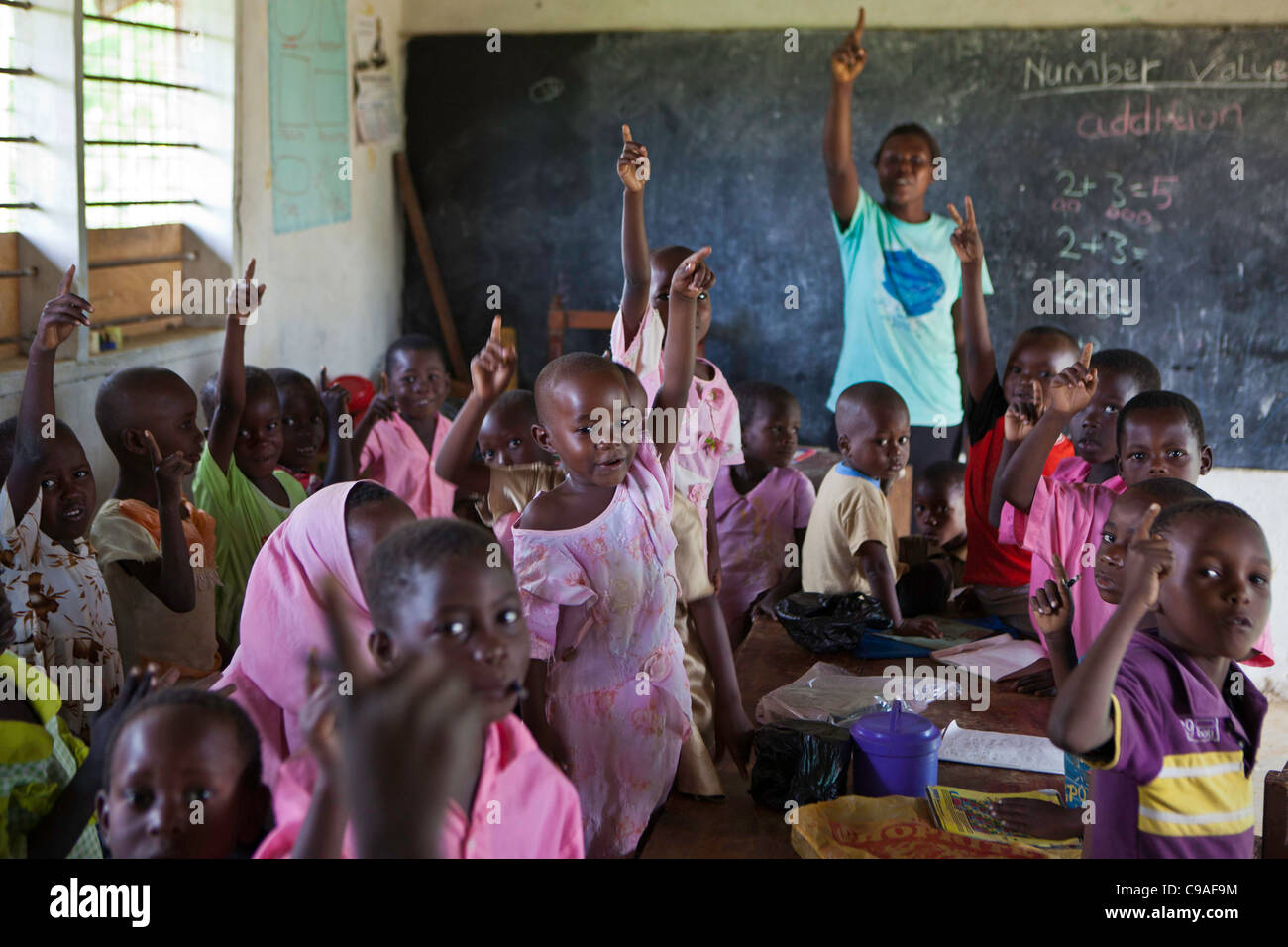 Klasse an der Grundschule Mari Mani. Die Schule wird von Wema, einer NGO-Organisation unterstützt bedürftige Kinder unterstützt. Stockfoto