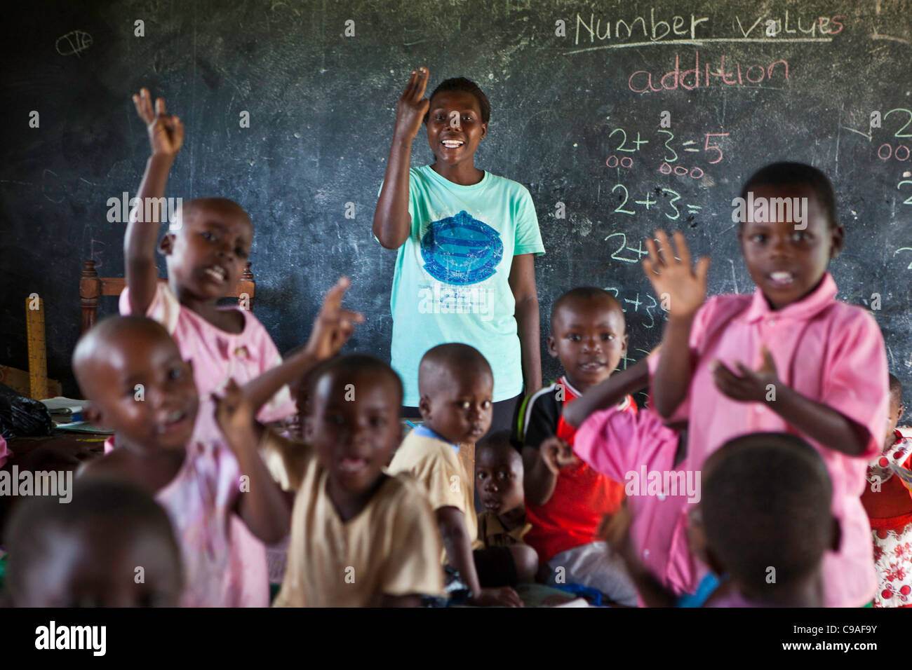 Klasse an der Grundschule Mari Mani. Die Schule wird von Wema, einer NGO-Organisation unterstützt bedürftige Kinder unterstützt. Stockfoto