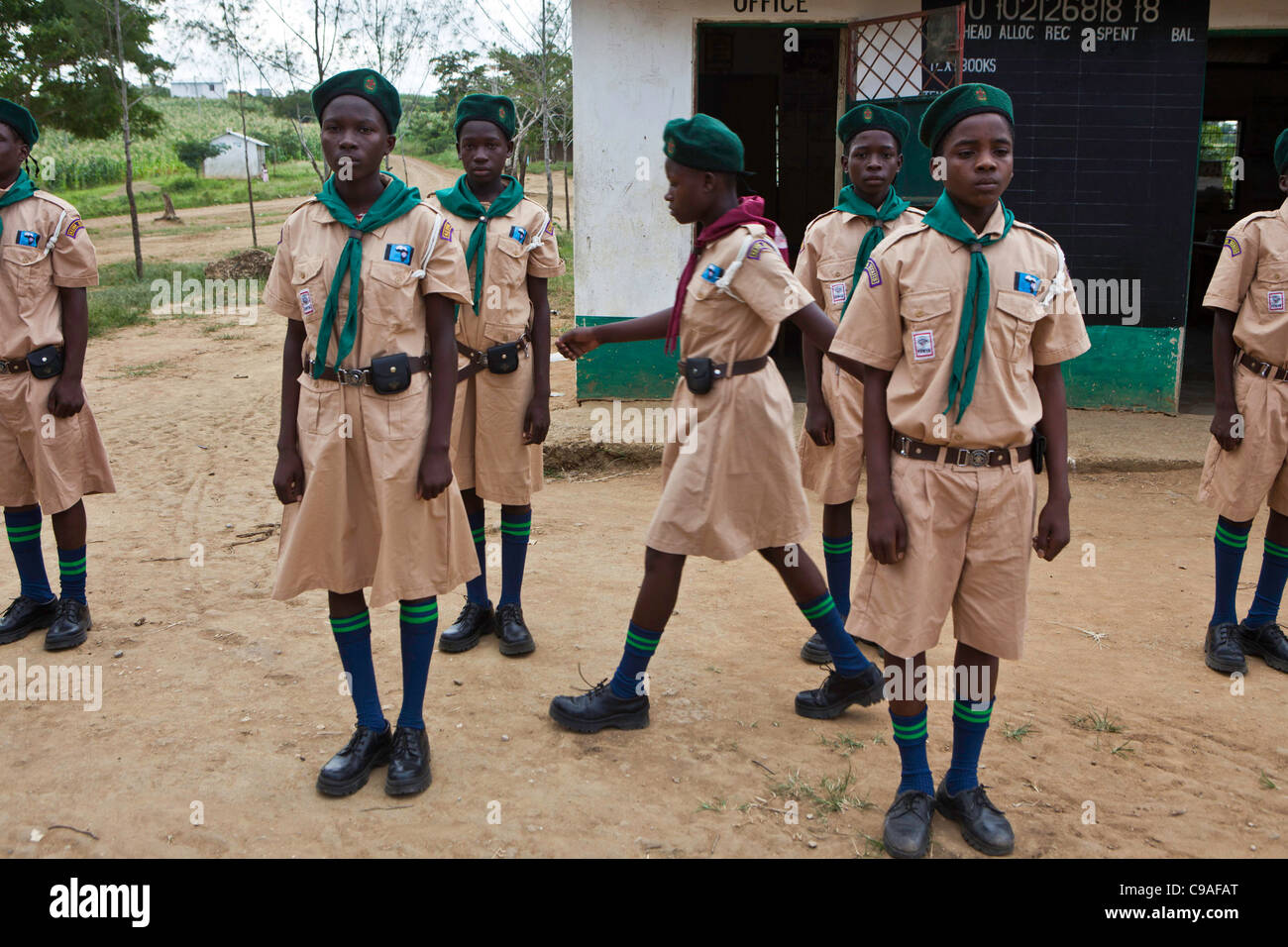 Pfadfinder üben ihre Routine auf dem Gelände der Schule. Mombasa, Kenia