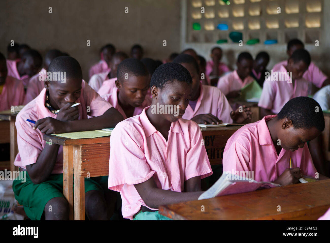 Schulklasse in Mombasa, Kenia. Die Schule wird von Wema, eine NGO-Organisation unterstützt bedürftige Kinder unterstützt. Stockfoto