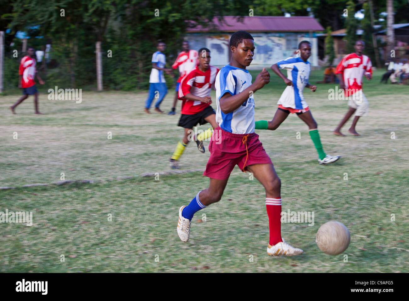 Studenten an der Wema Centre in Mombasa, Kenia, spielen Fußball. WEMA bieten ein Rehabilitationsprogramm für Straßenkinder. Stockfoto