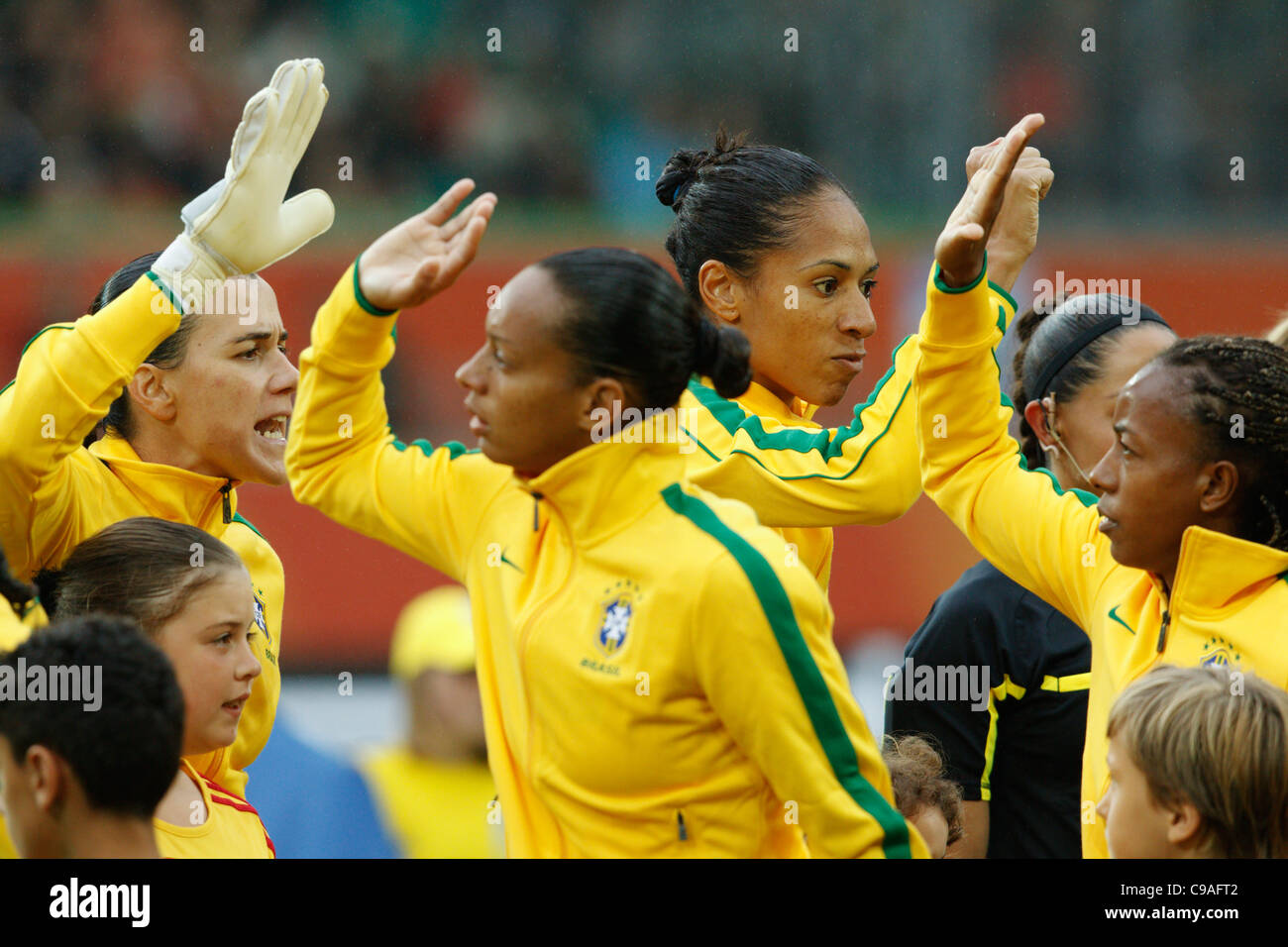 Brasilien-Spieler hohe entsprechen fünf einander während Team Einführungen vor einem 2011 FIFA Frauen Welt Cup Gruppe D gegen Norwegen Stockfoto