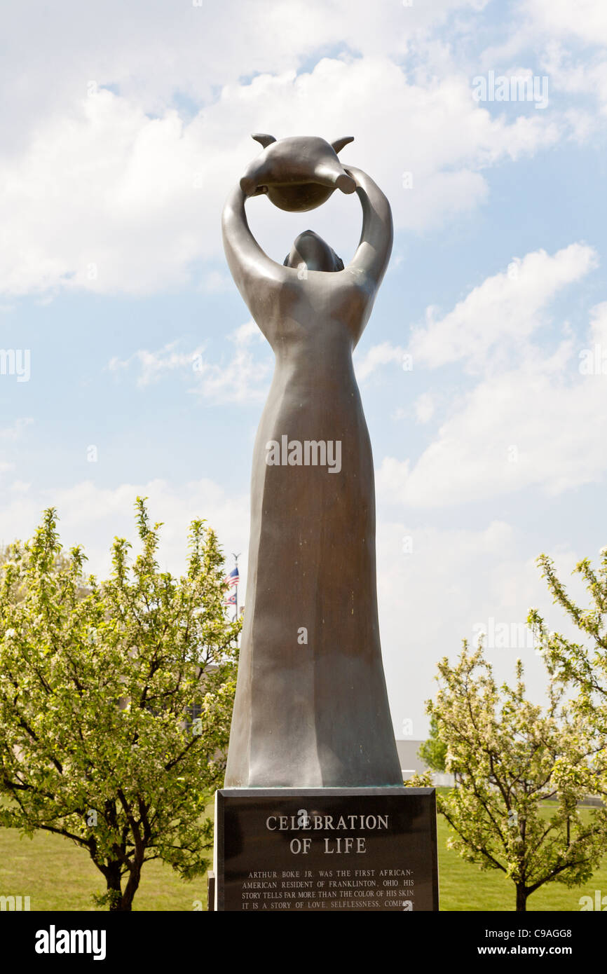 Feier des Lebens Skulptur Frau Anheben eines Kindes in Columbus, Ohio. Stockfoto