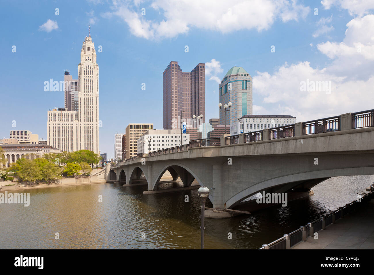 Stadtbild der Innenstadt von Columbus, Ohio vom Fuße des Broad Street Bridge über den Scioto River aus gesehen. Stockfoto