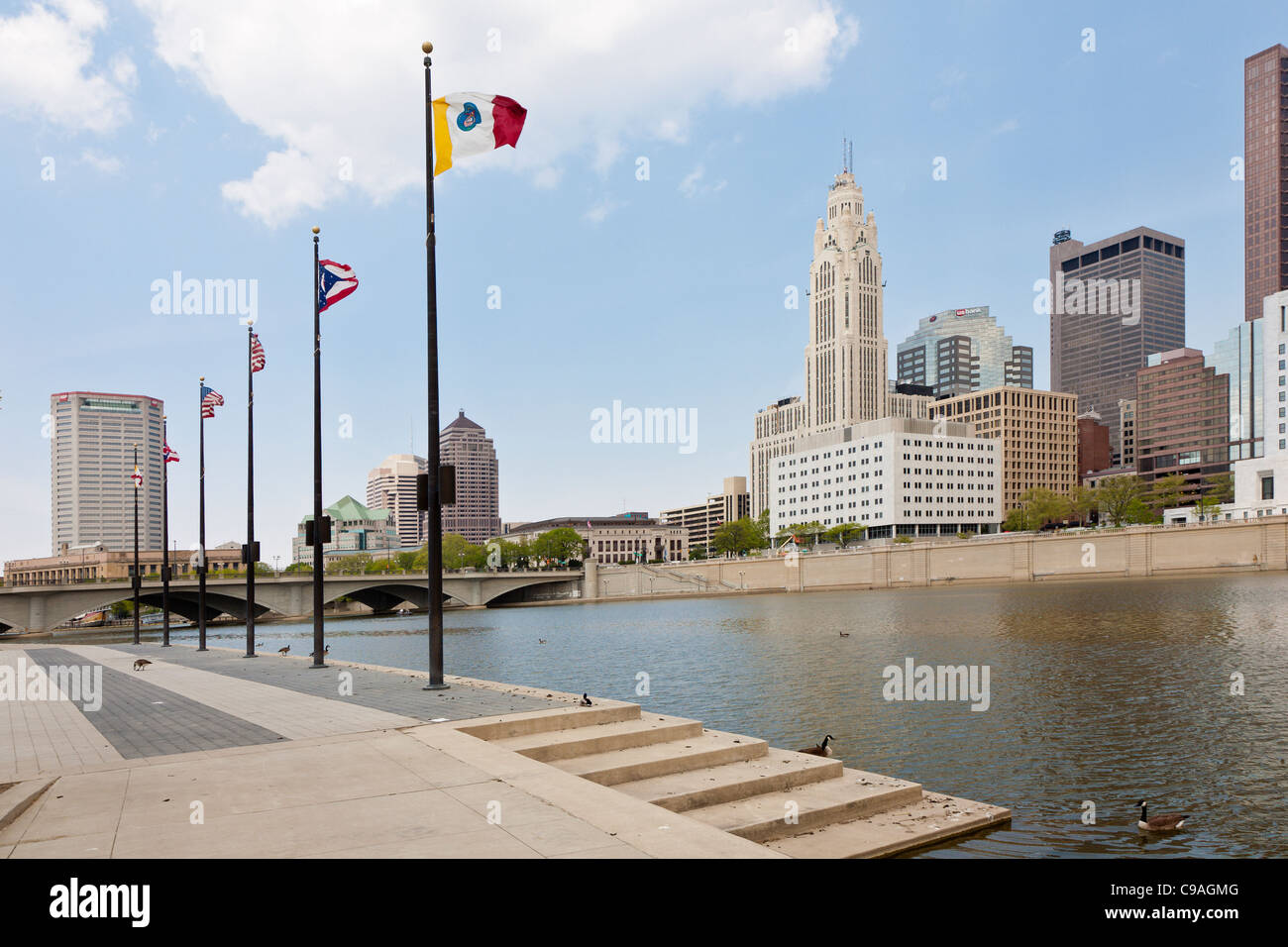 Stadtbild der Innenstadt von Columbus, Ohio vom Fuße des Genua-Park über den Scioto River aus gesehen. Stockfoto