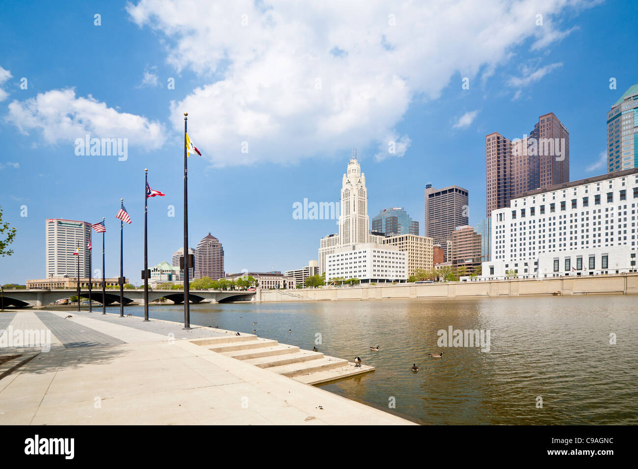 Stadtbild der Innenstadt von Columbus, Ohio vom Fuße des Genua-Park über den Scioto River aus gesehen. Stockfoto