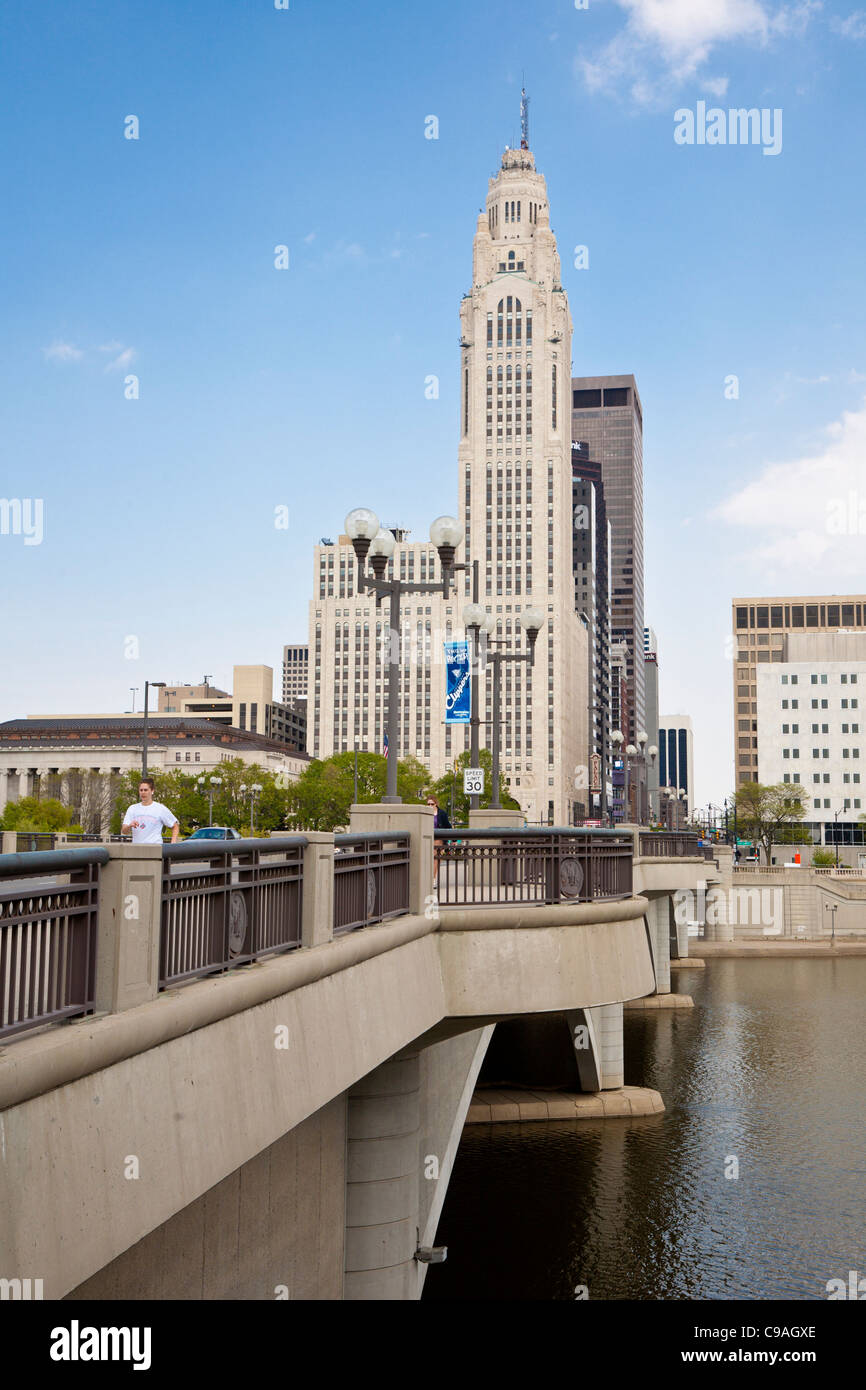 Stadtbild der Innenstadt von Columbus, Ohio vom Fuße des Broad Street Bridge über den Scioto River aus gesehen. Stockfoto