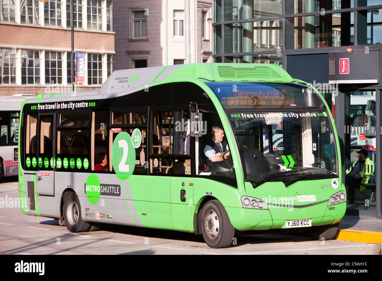 Ein Hybrid-Diesel-Elektro-Shuttle-bus das heißt einen kostenlosen Bus-Service rund um Stadtzentrum von Manchester, UK. Stockfoto