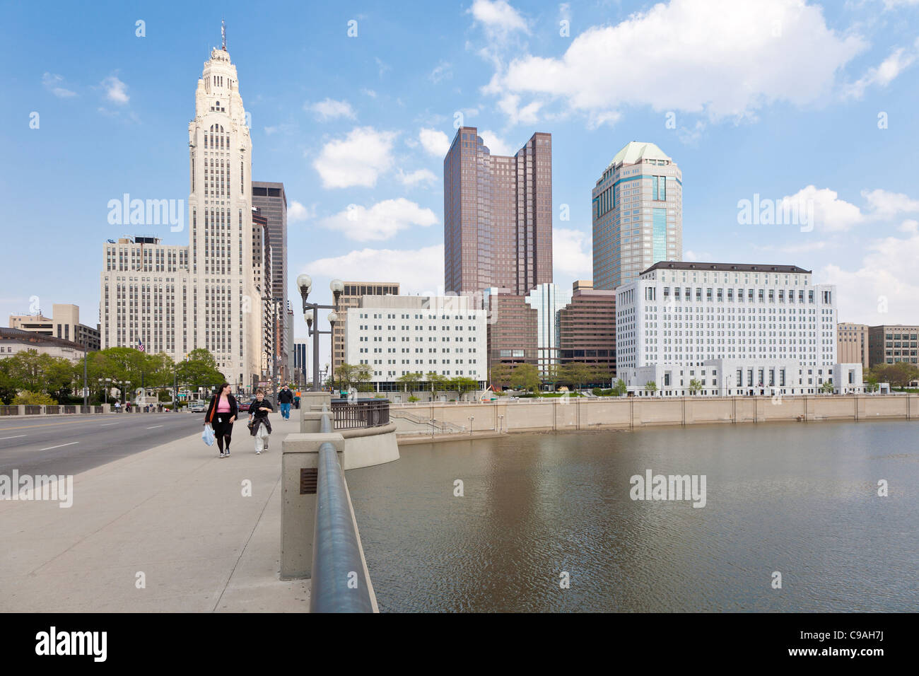 Stadtbild der Innenstadt von Columbus, Ohio vom Fuße des Broad Street Bridge über den Scioto River aus gesehen. Stockfoto