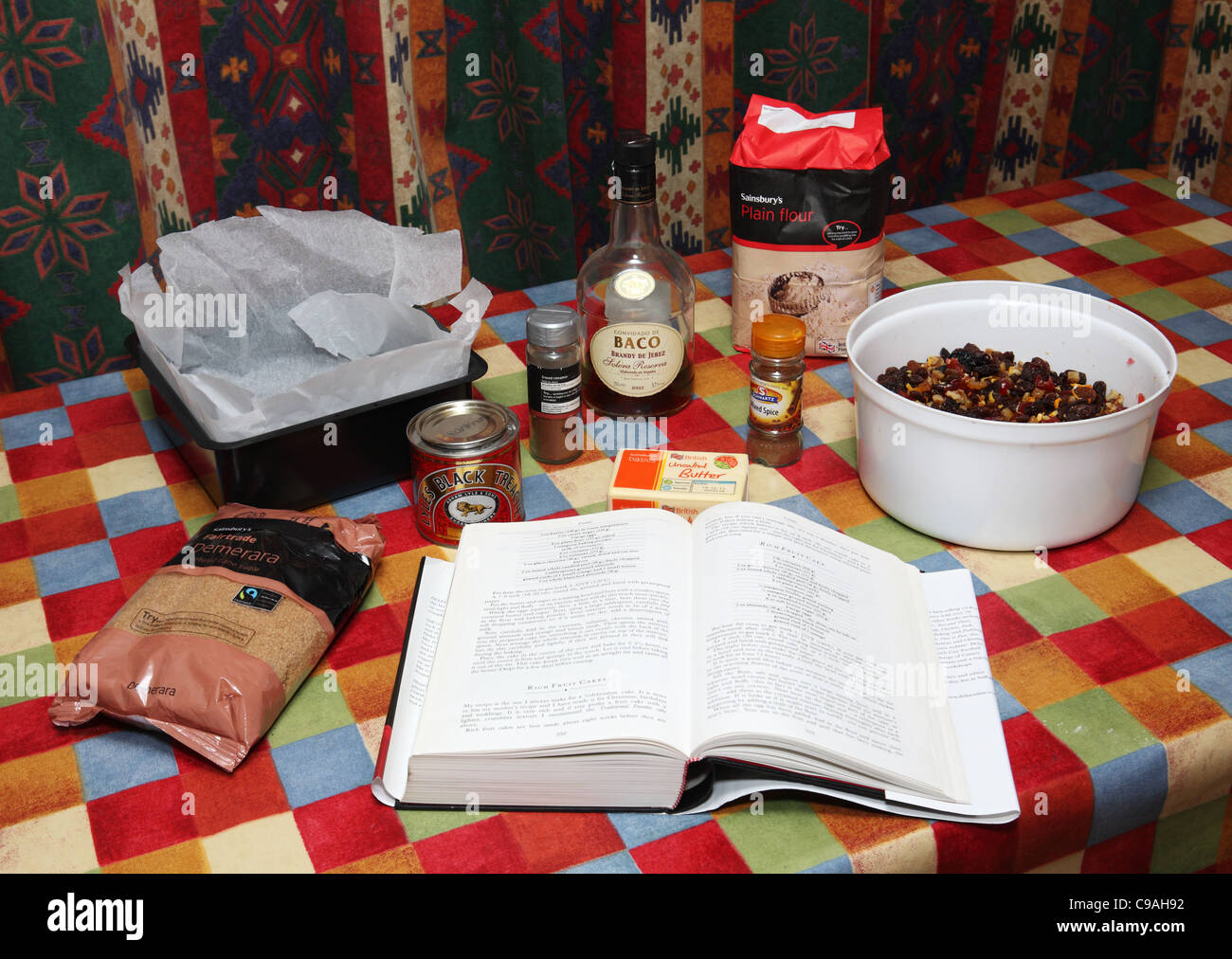 Herstellung von einen Weihnachtskuchen, Vorbereitung Dehlia Smiths Kochbuch offen auf der Seite Zutaten einschließlich Schnaps, Obst etc. gemischt Stockfoto