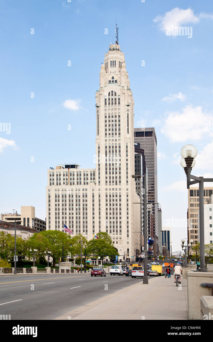 Verkehr kreuzt die Scioto River auf der Broad Street Bridge in der Innenstadt von Columbus, Ohio Stockfoto