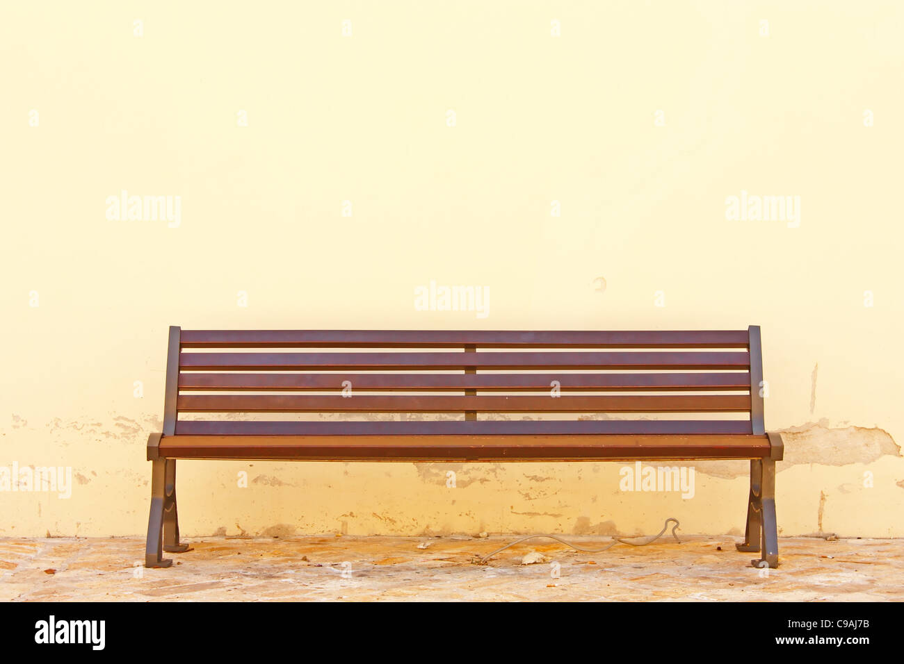 Holzbank vor der Wand Stockfoto