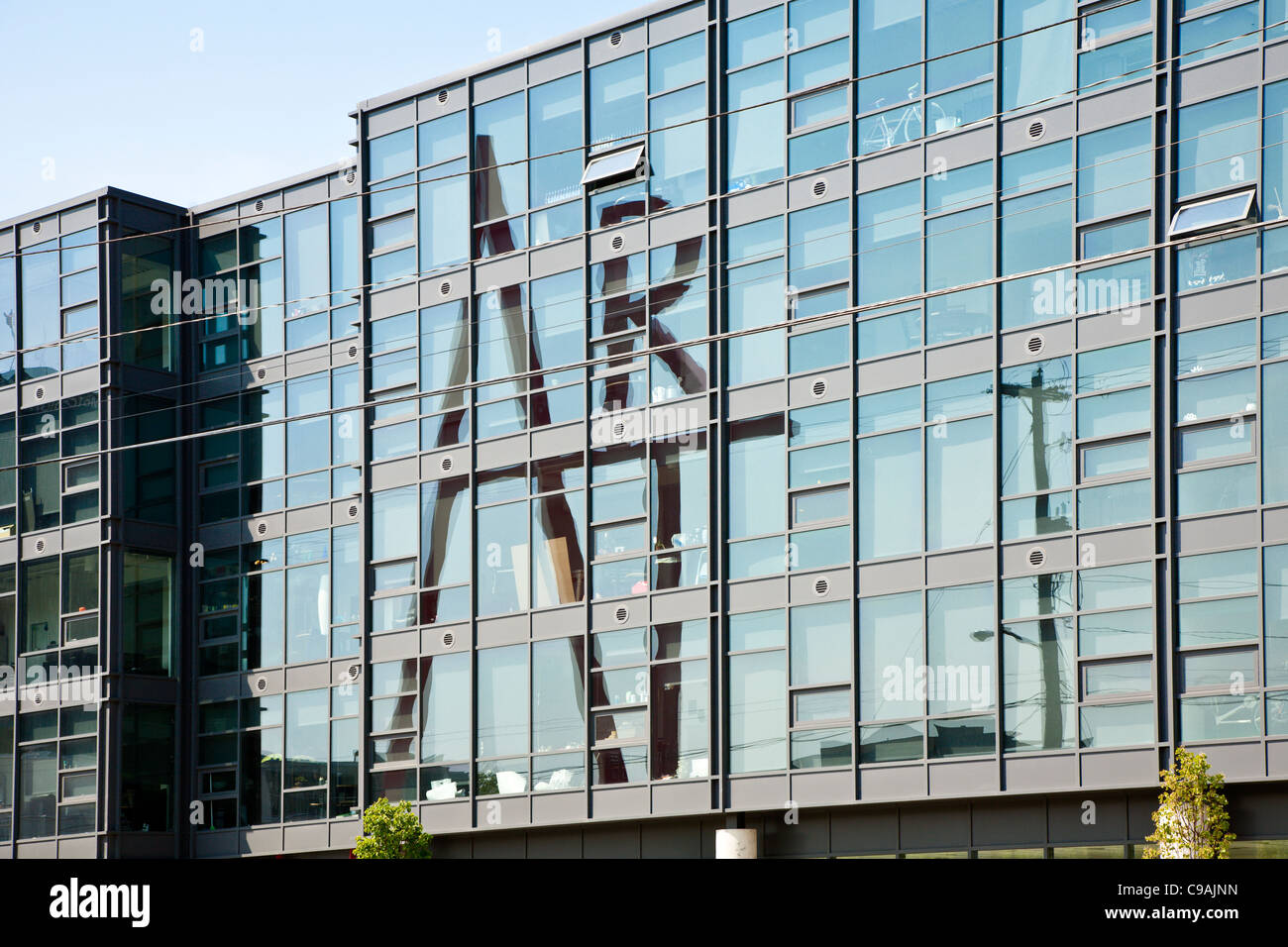 Kunstskulptur von Doris Shlayn spiegelt sich auf Glas Wohnhaus auf der Columbus Hochschule für Kunst und Design n Columbus, Ohio Stockfoto