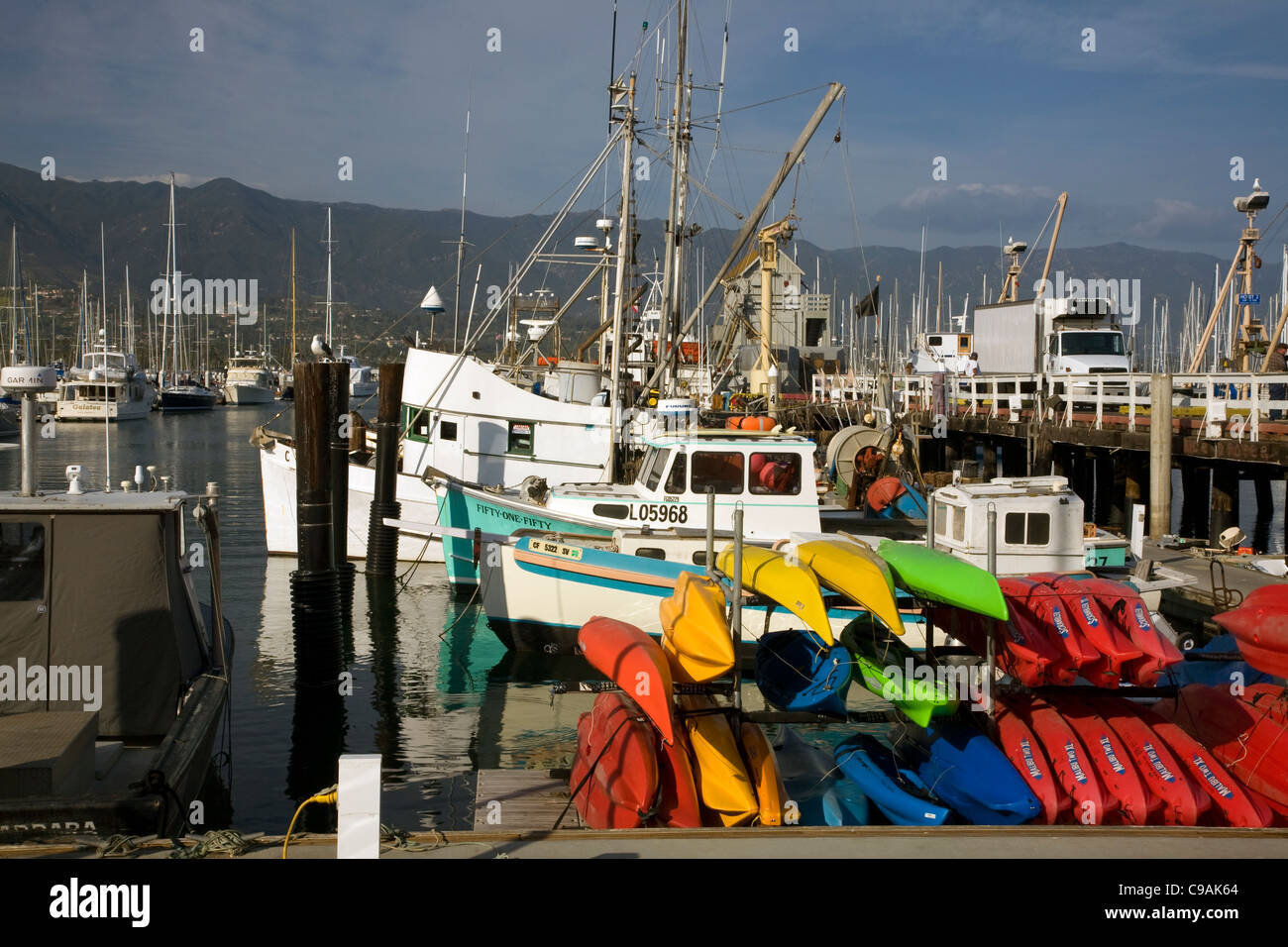 Kalifornien - Vermietung Kajaks in der Marina im Hafen von Santa Barbara. Stockfoto