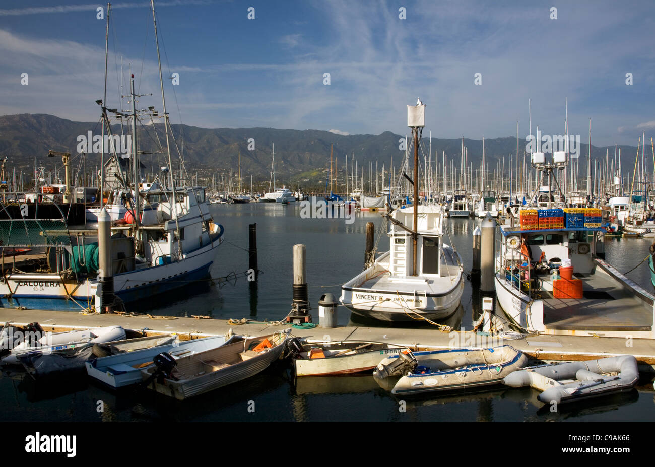 Kalifornien - kommerziellen Fischerboote und Segelboote an der Marina im Hafen von Santa Barbara. Stockfoto