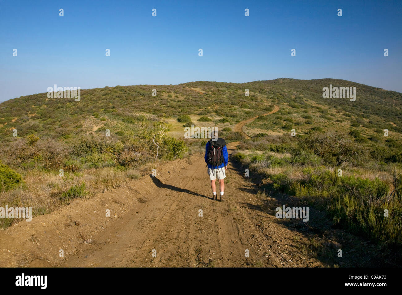 Kalifornien - Wanderer auf Caliente Mountain Ridge Trail auf dem Kamm des Gebirges Caliente im Carrizo Plain National Monument. Stockfoto