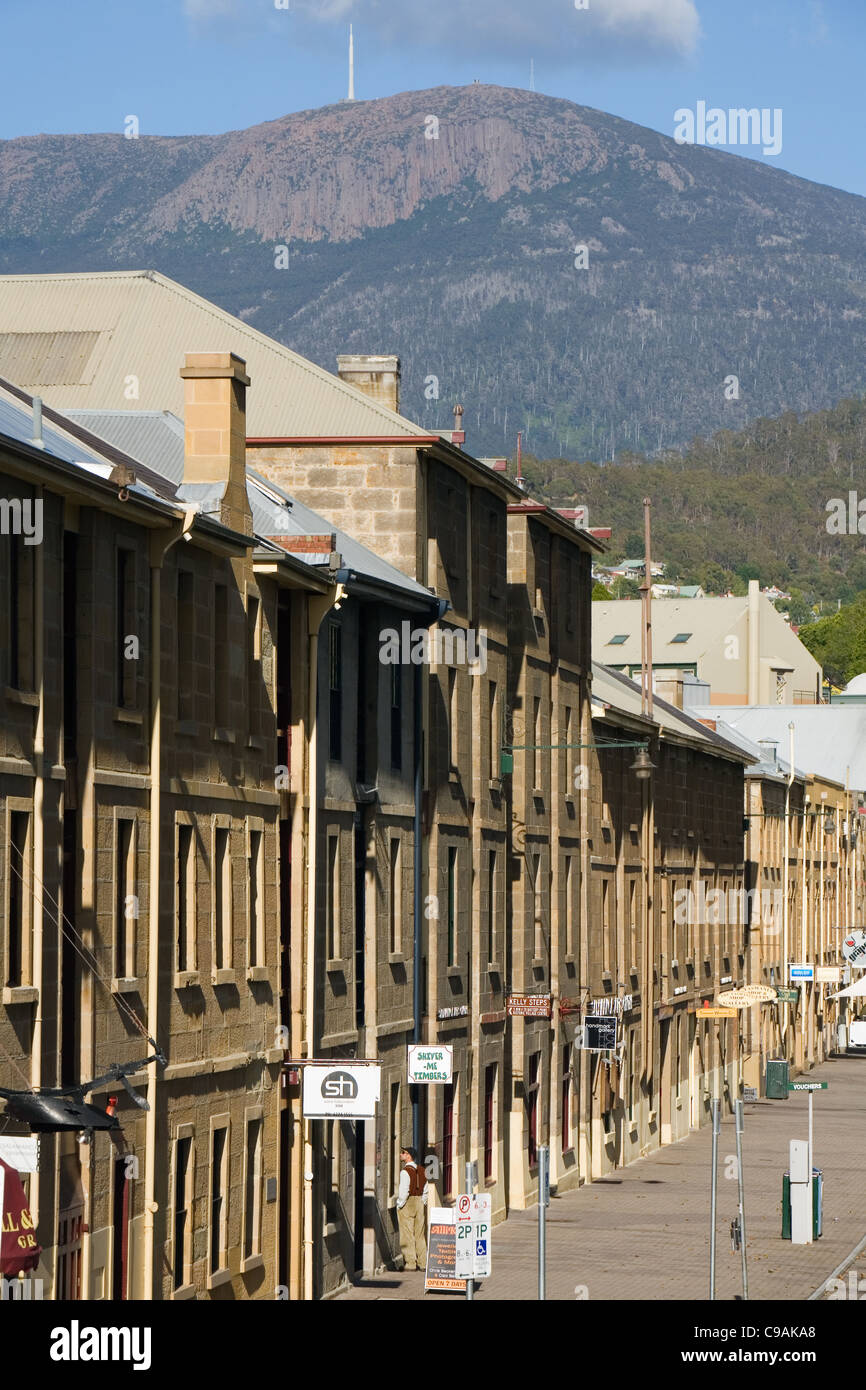 Die koloniale Architektur der Salamanca Place mit Mount Wellington im Hintergrund. Hobart, Tasmanien, Australien Stockfoto