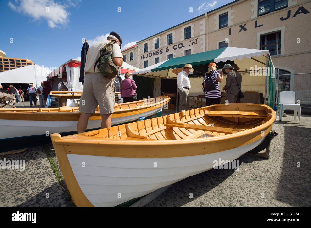 Besucher inspizieren handgefertigte Boote bei Wooden Boat Festival.  Hobart, Tasmanien, Australien Stockfoto