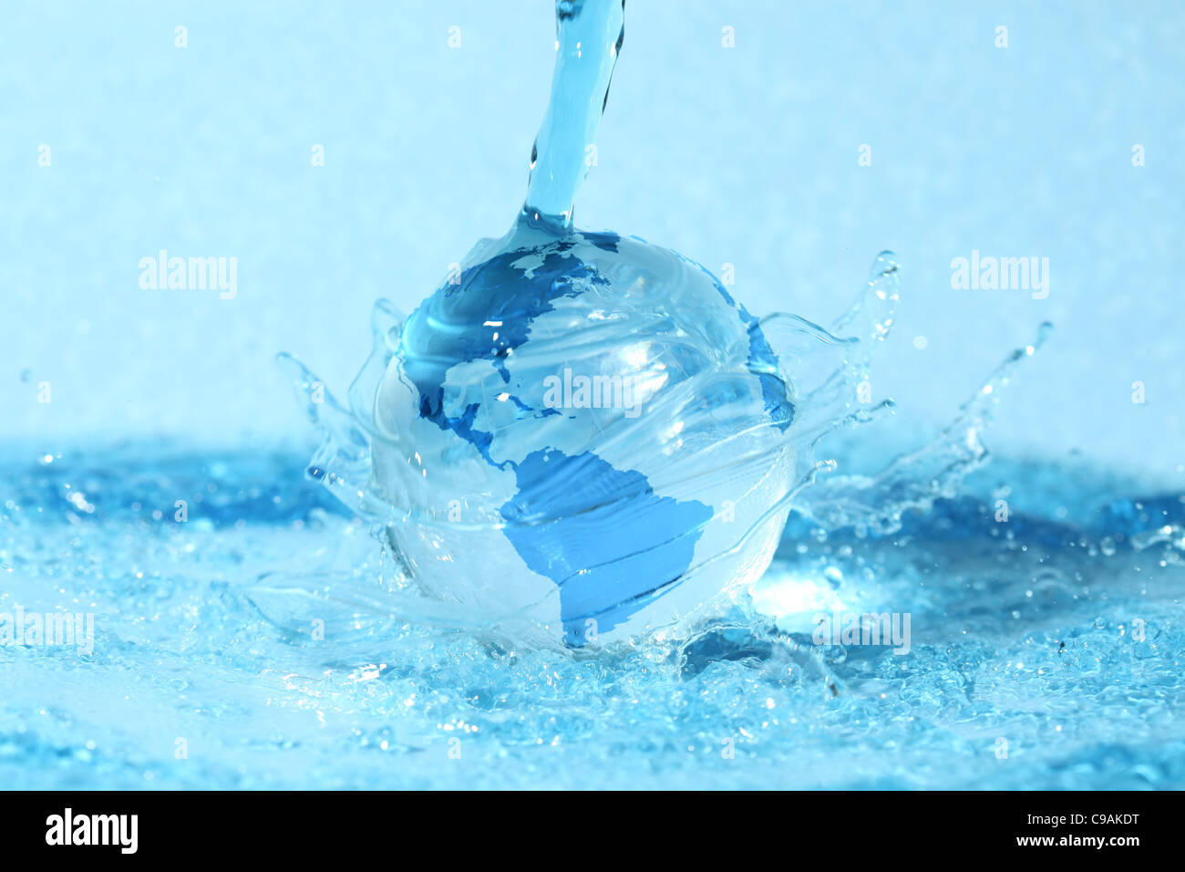 Glaskugel in Wasser Stockfoto
