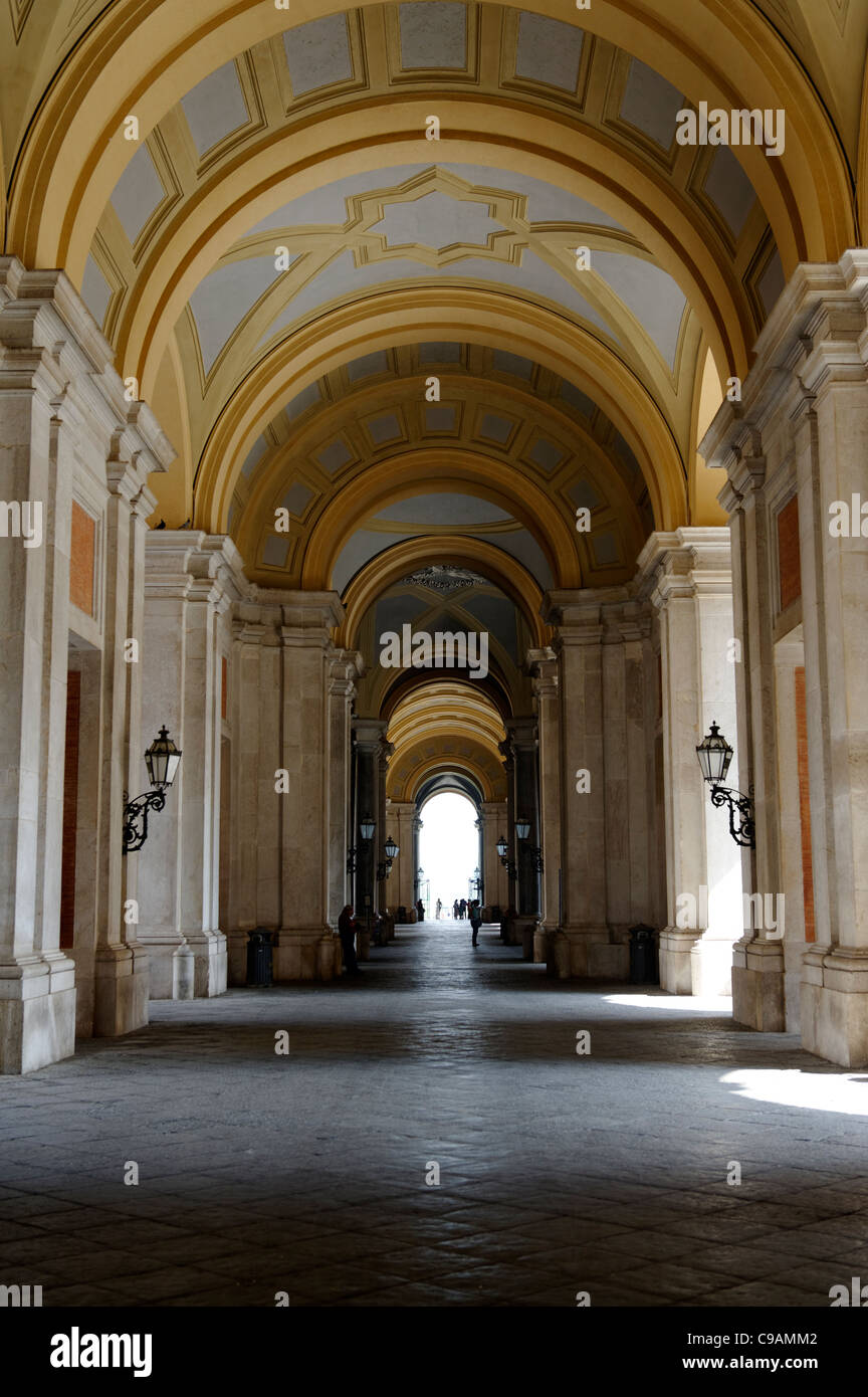 Die zentrale Galerie der Königspalast von Caserta verfügt über einen drei Kirchenschiff Portikus mit Marmorsäulen, die starke Arkaden zu unterstützen. Stockfoto