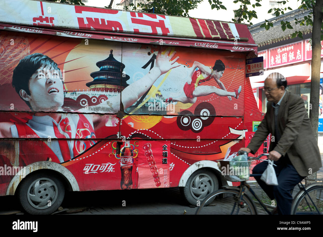 Coca-Cola-Werbung mit chinesischer Hürdenläufer Liu Xiang in Ningbo, Zhejiang, China. 12. November 2011 Stockfoto