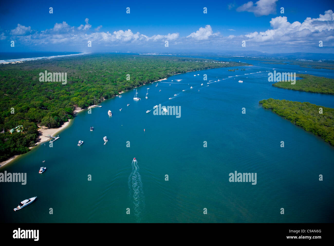 Tropische blaue Wasserstraße mit Luftbild von Luxus-Yachten und eine Stadt am Horizont Stockfoto