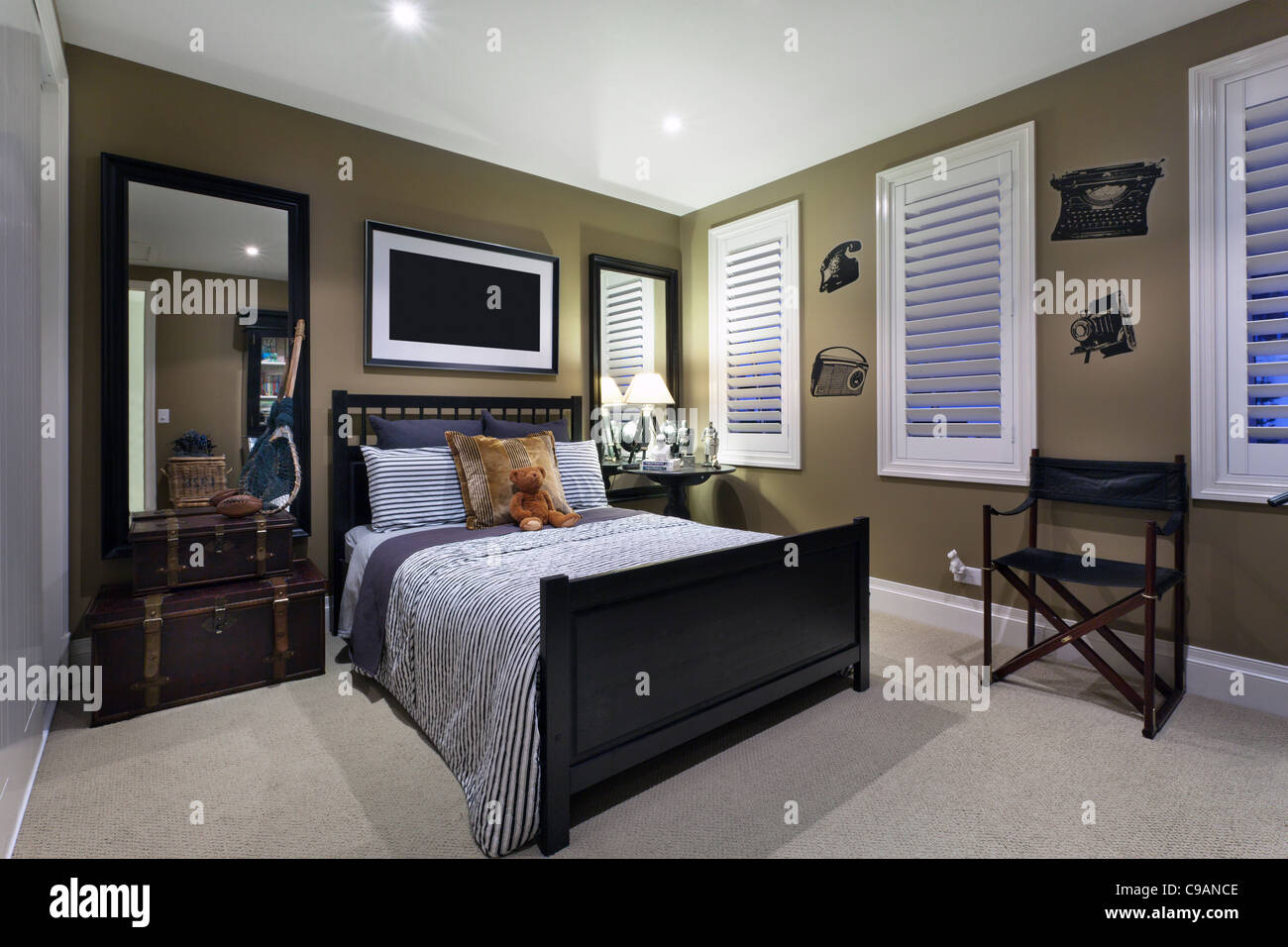 Stilvolle Schlafzimmer mit eleganten Armaturen Stockfoto