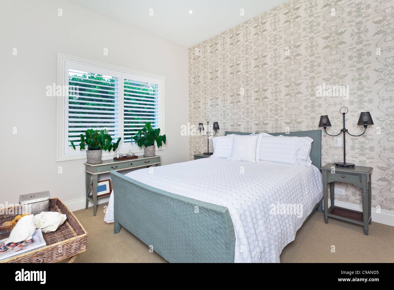 Stilvoll eingerichteten Schlafzimmer mit Queensize-Bett Stockfoto