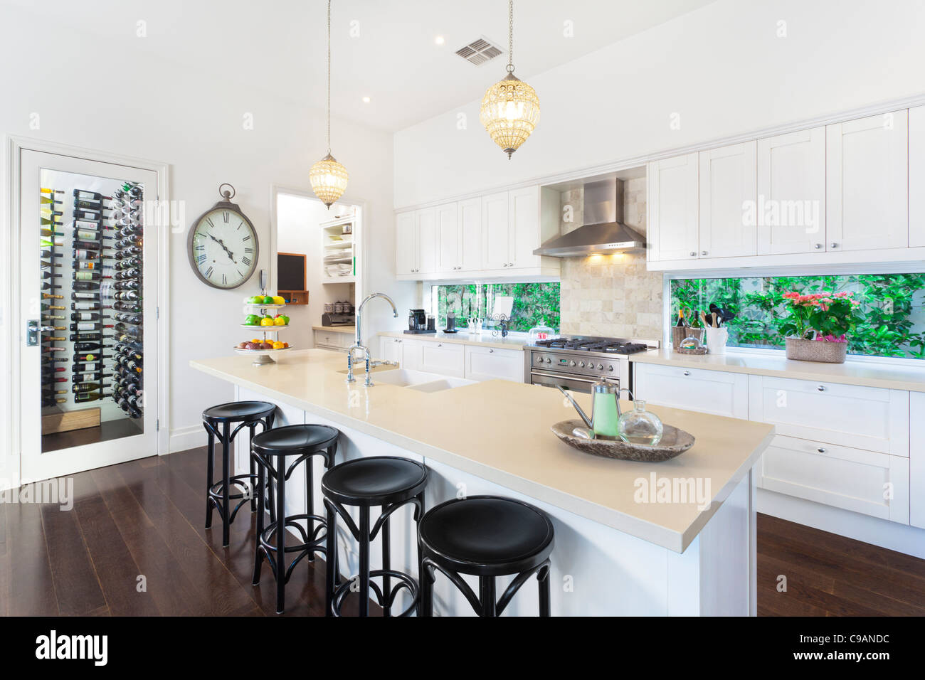 Stilvolle offene Küche mit Küchengeräten aus Edelstahl Stockfoto