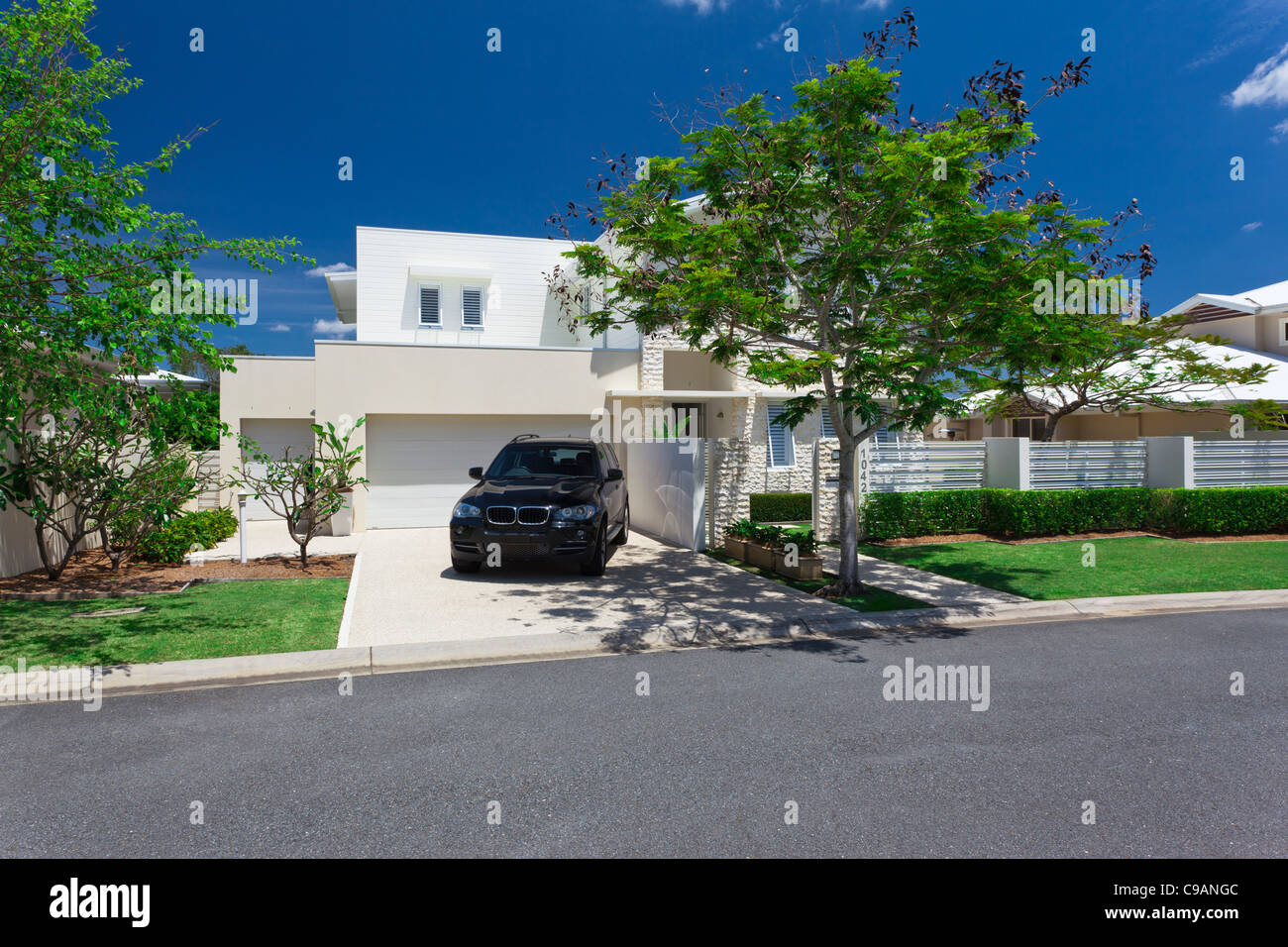 Stilvolles modernes Haus mit Luxus-Auto in der Einfahrt Stockfoto