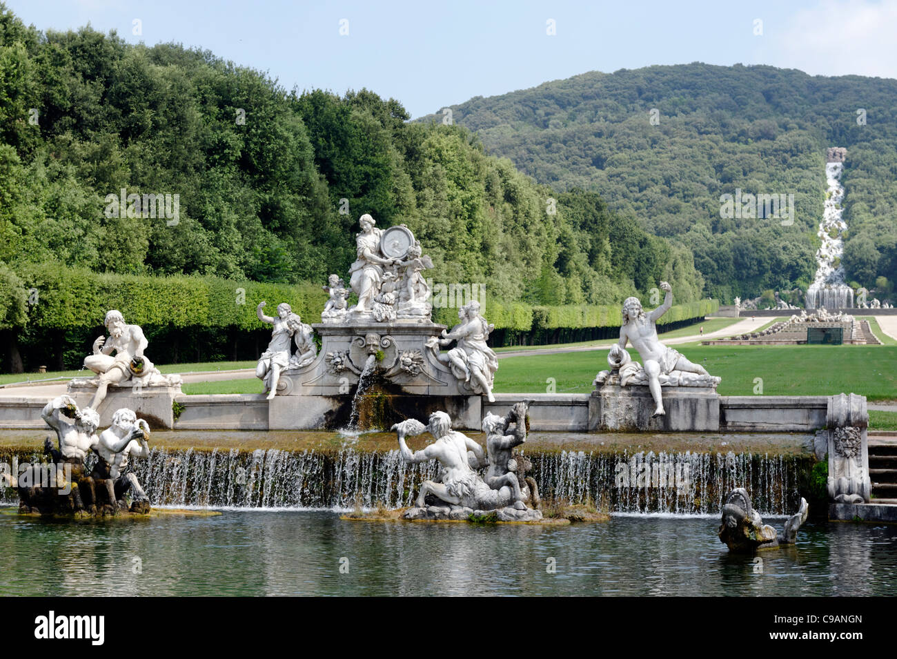 Der Brunnen der Ceres, mit Statuen von Ceres, Nymphen, Tritons, Delfinen und Anapo und Simeto der Flussgötter. Caserta. Stockfoto