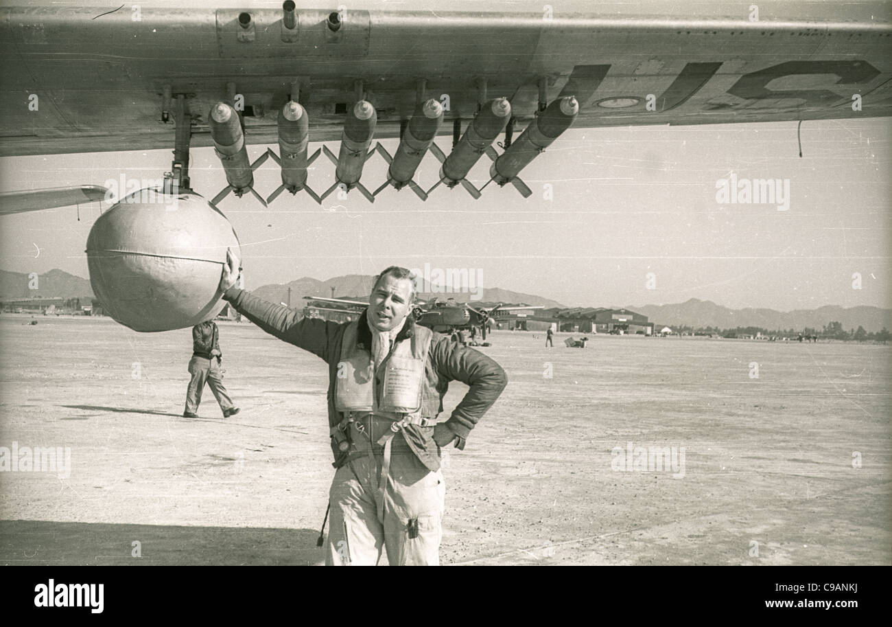 Raketen Bomben angebracht zum Flügel des Flugzeugs Itazuke Air Base, Japan während des Koreakrieges. Stockfoto