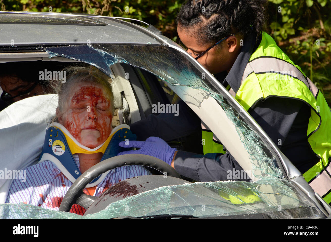 Medic Komfort verletzte Frau bei einem Autounfall in Glendale, Maryland Stockfoto
