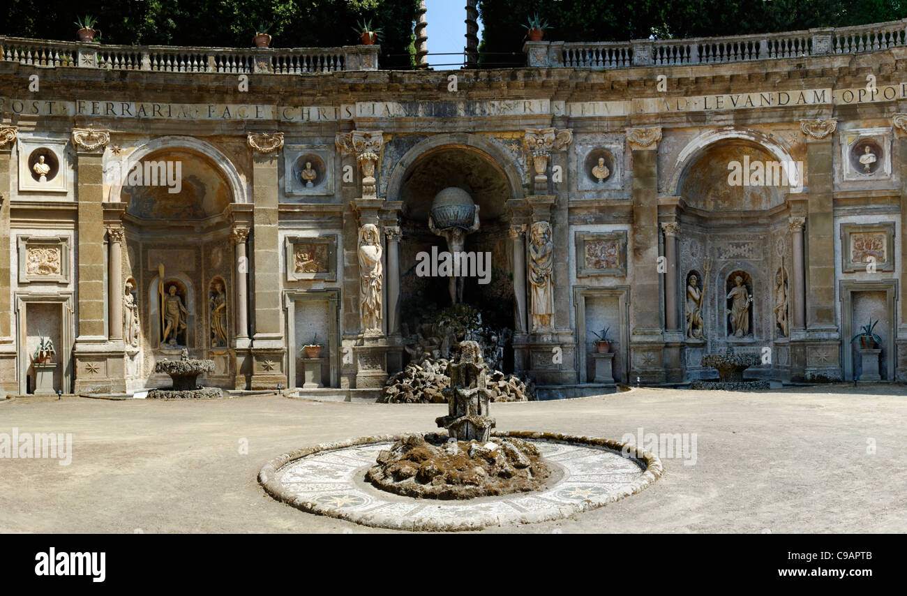 Blick auf den Brunnen Wasser Theater Teatro Delle Acque aus dem hinteren Hof der Villa Aldobrandini. Stockfoto