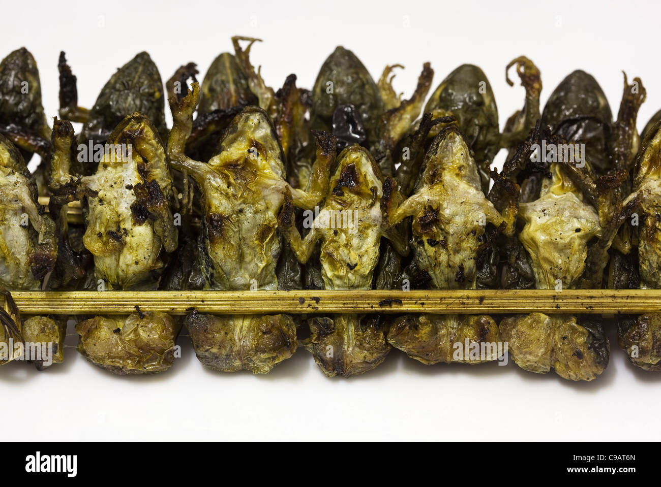 Fried River Frogs auf dem Markt in Vientiane Laos - ein Beispiel für die seltsamen oder seltsamen Speisen, die von Menschen auf der ganzen Welt gegessen werden Stockfoto