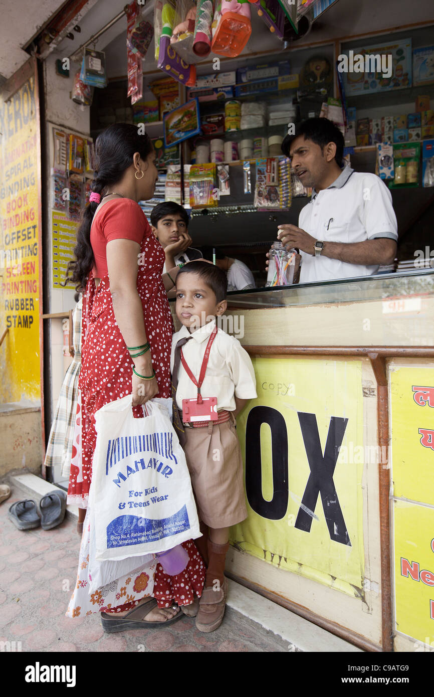 Kaufen Sie in Subash Nagar Slumviertel in Mumbai, Indien ein. Stockfoto