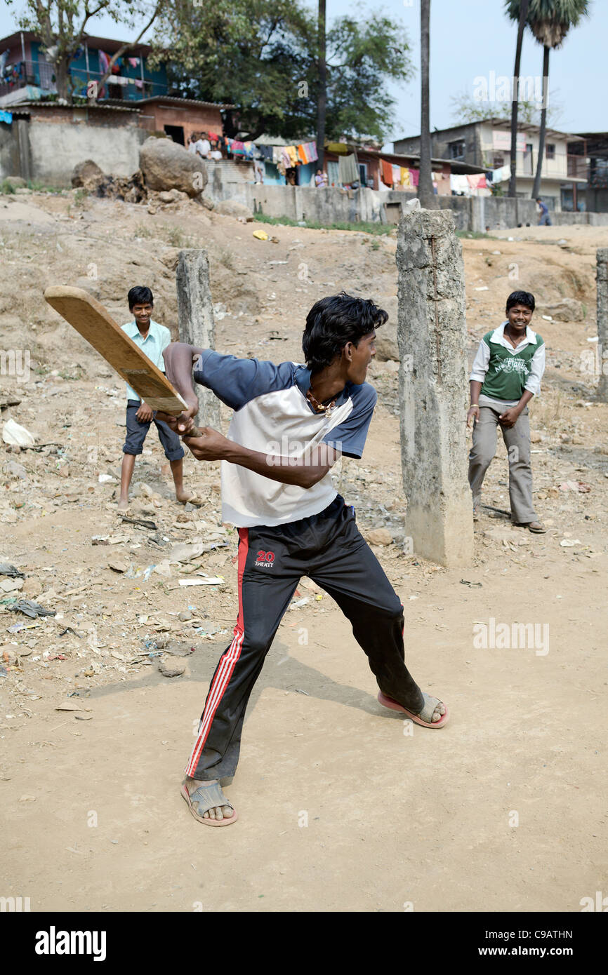 Cricket-Match in Subash Nagar Slumviertel in Mumbai, Indien. Stockfoto